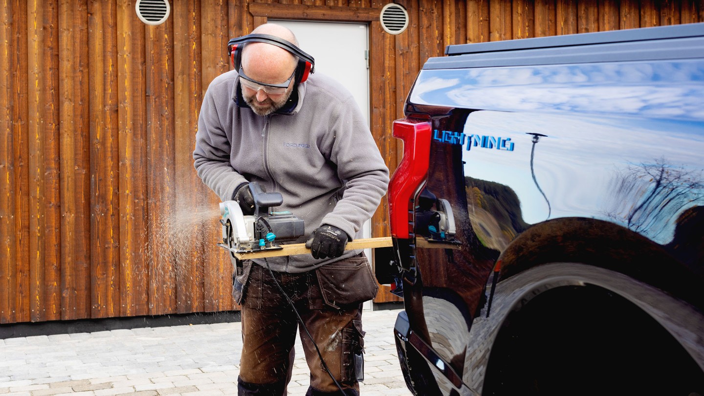 En mann bruker en sirkelsag på planet til F-150 Lightning.