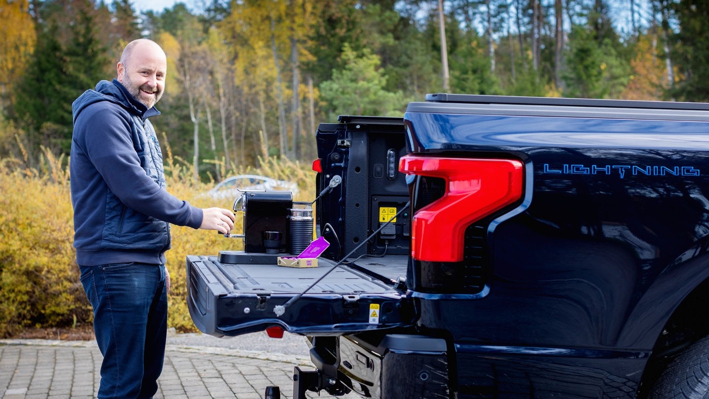 En mann lager en kopp kaffe på planet til F-150 Lightning